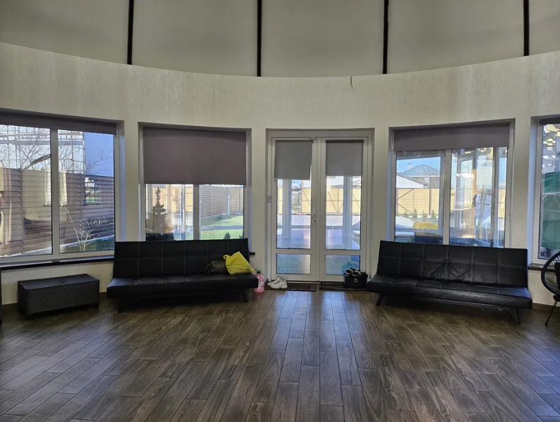 ОРЕНДА КРУГЛОГО БУДИНКУ З БАСЕЙНОМ